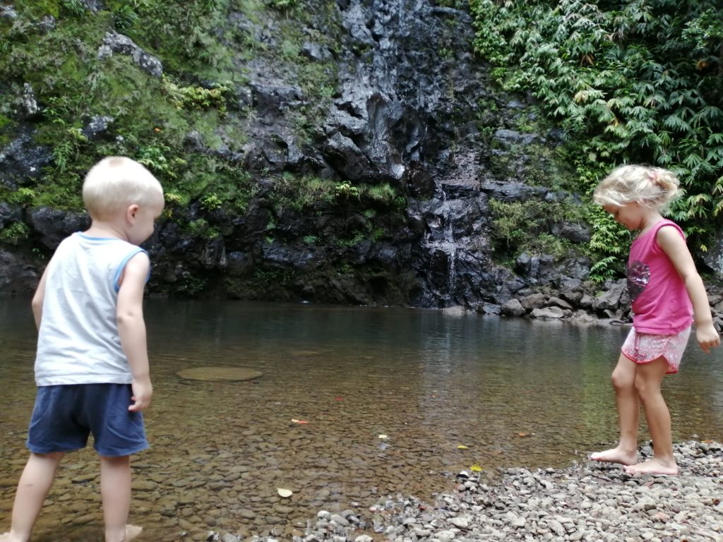 Les enfants s'amusent à la cascade maniquet