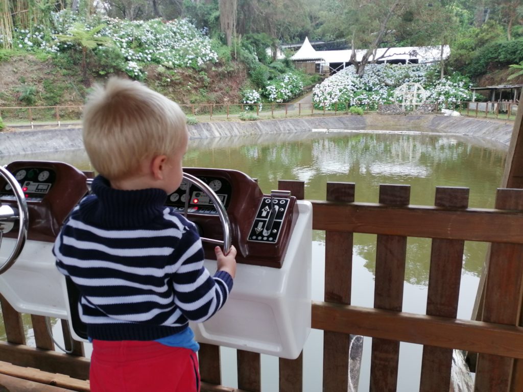 Lilo au commande du bateau téléguidé au parc du Maido